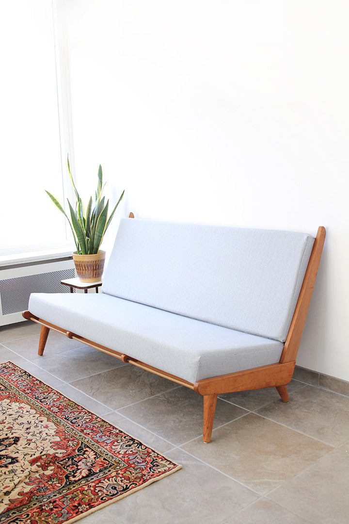 Pastelblauwe vintage jaren 60 bank