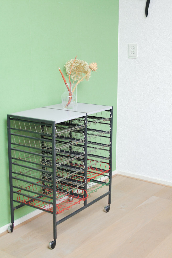 Vintage jaren 60 archiefkast op wielen met draad lades