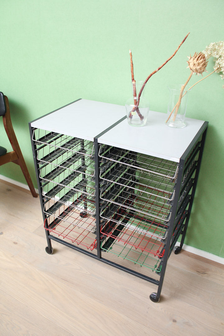 Vintage jaren 60 archiefkast op wielen met draad lades