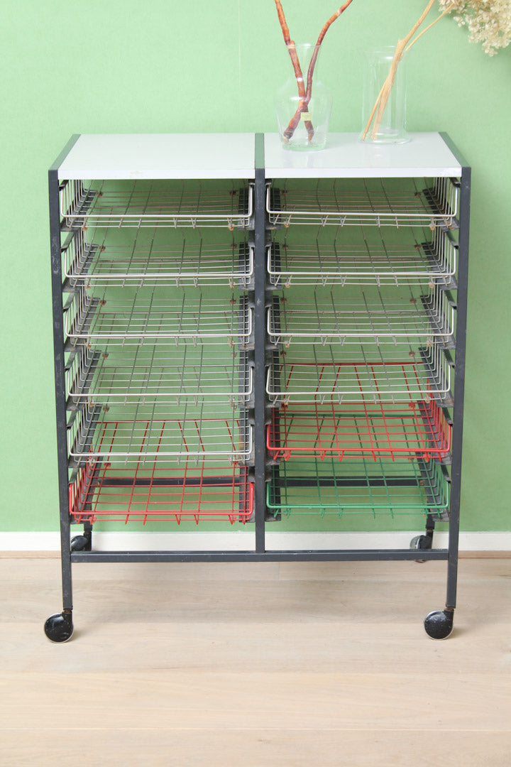 Vintage jaren 60 archiefkast op wielen met draad lades