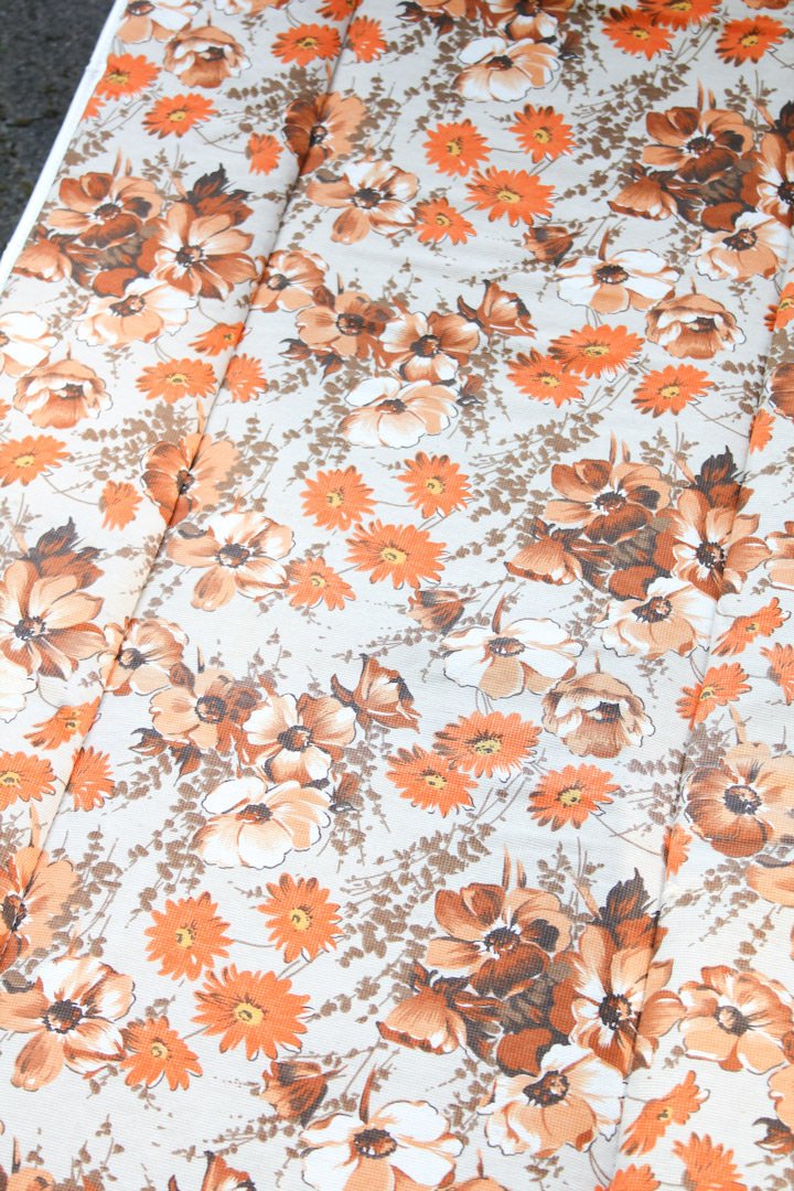 Vintage zonnebed oranje bloemen