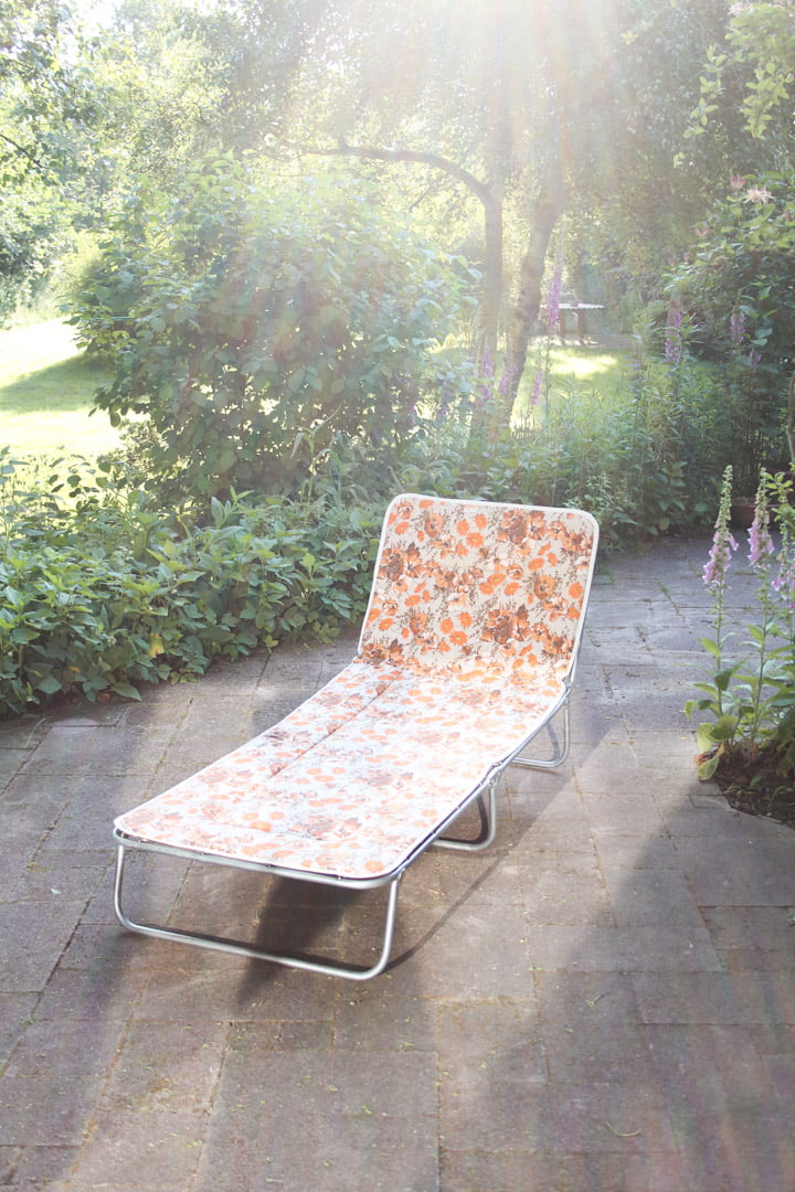 Vintage zonnebed oranje bloemen