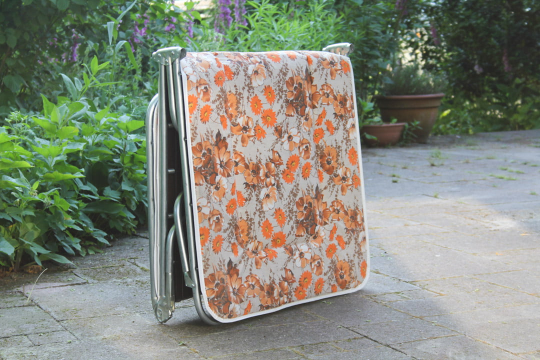 Vintage zonnebed oranje bloemen