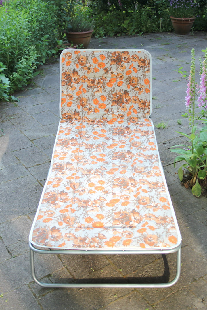 Vintage zonnebed oranje bloemen