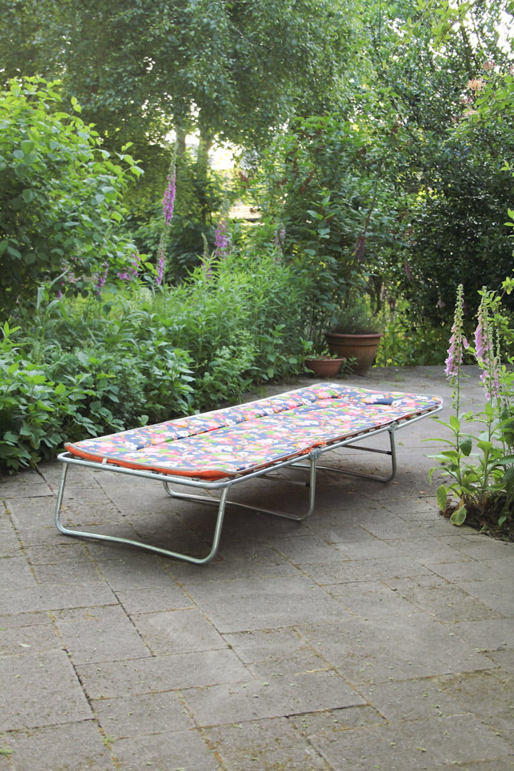 Vintage ligbed gekleurde bloemen