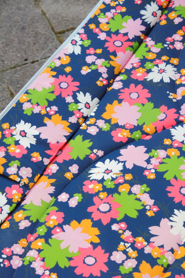 Vintage ligbed gekleurde bloemen