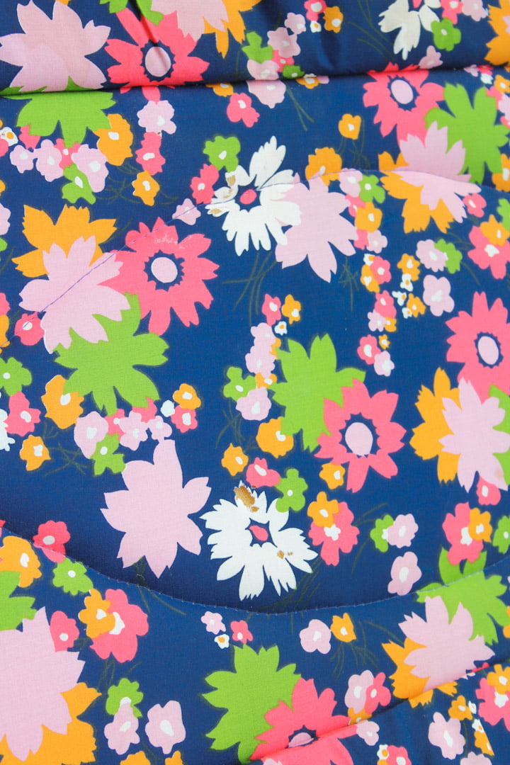Vintage ligbed gekleurde bloemen