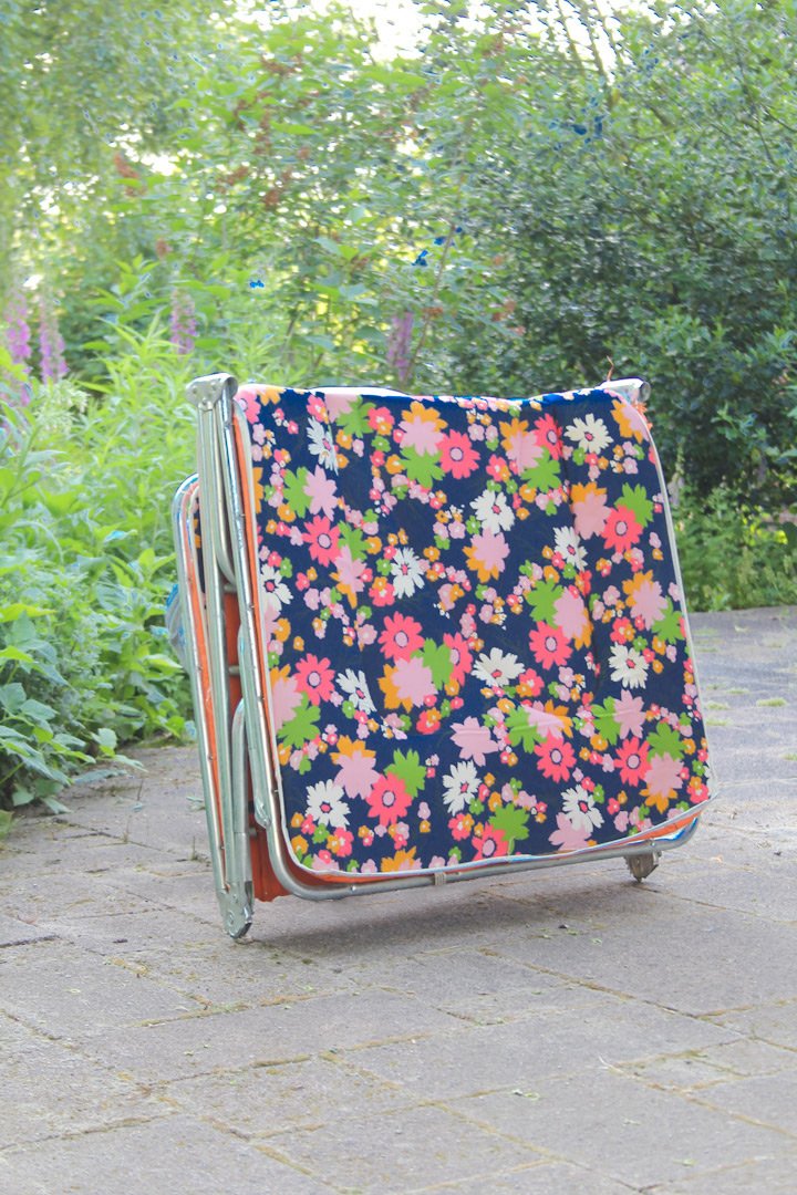 Vintage ligbed gekleurde bloemen