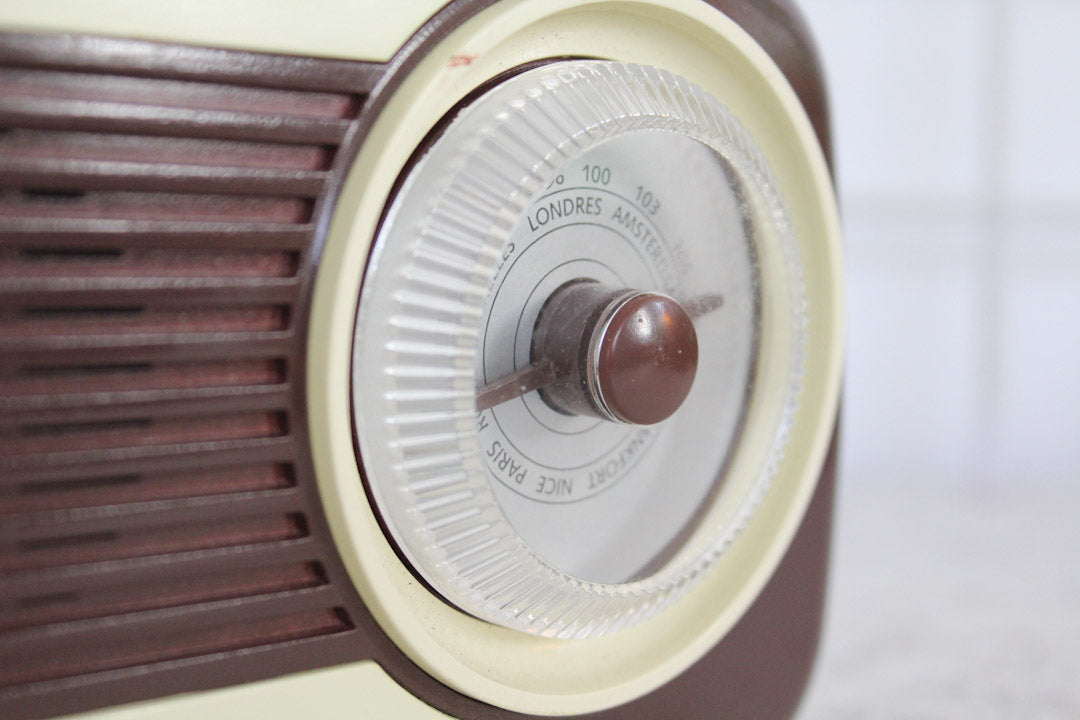 Bruin / creme draagbare Radialva retro fifties radio