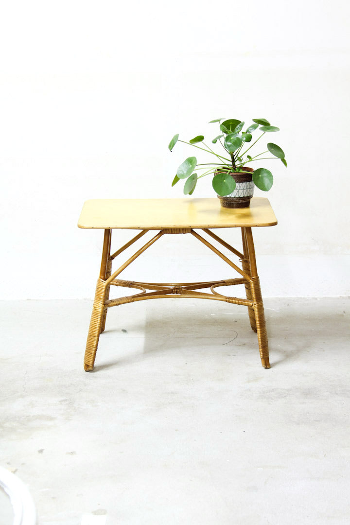 Vintage rotan tafeltje met houten blad