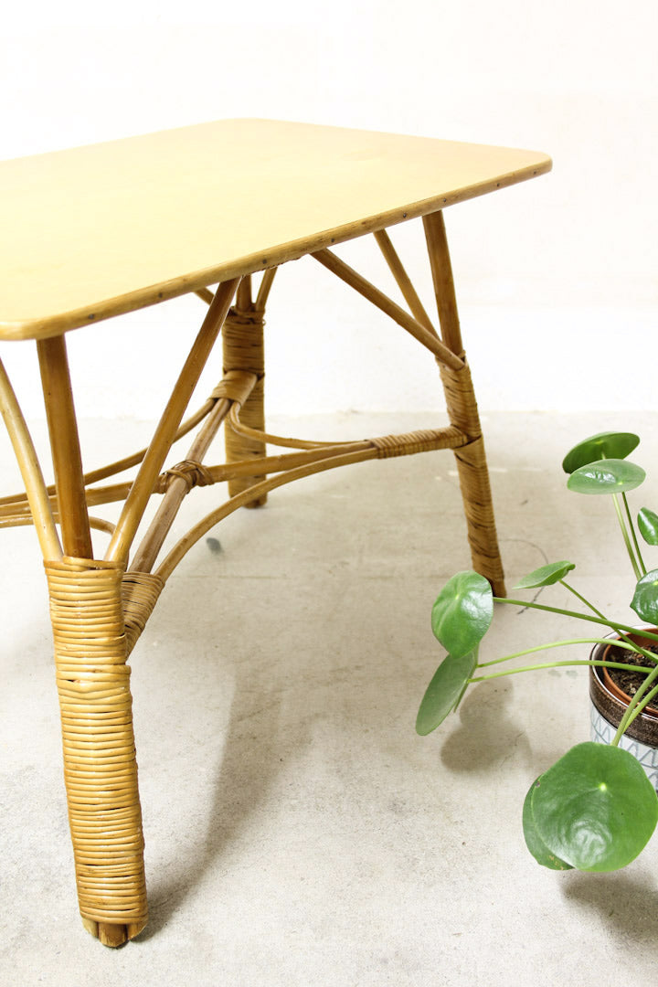 Vintage rotan tafeltje met houten blad