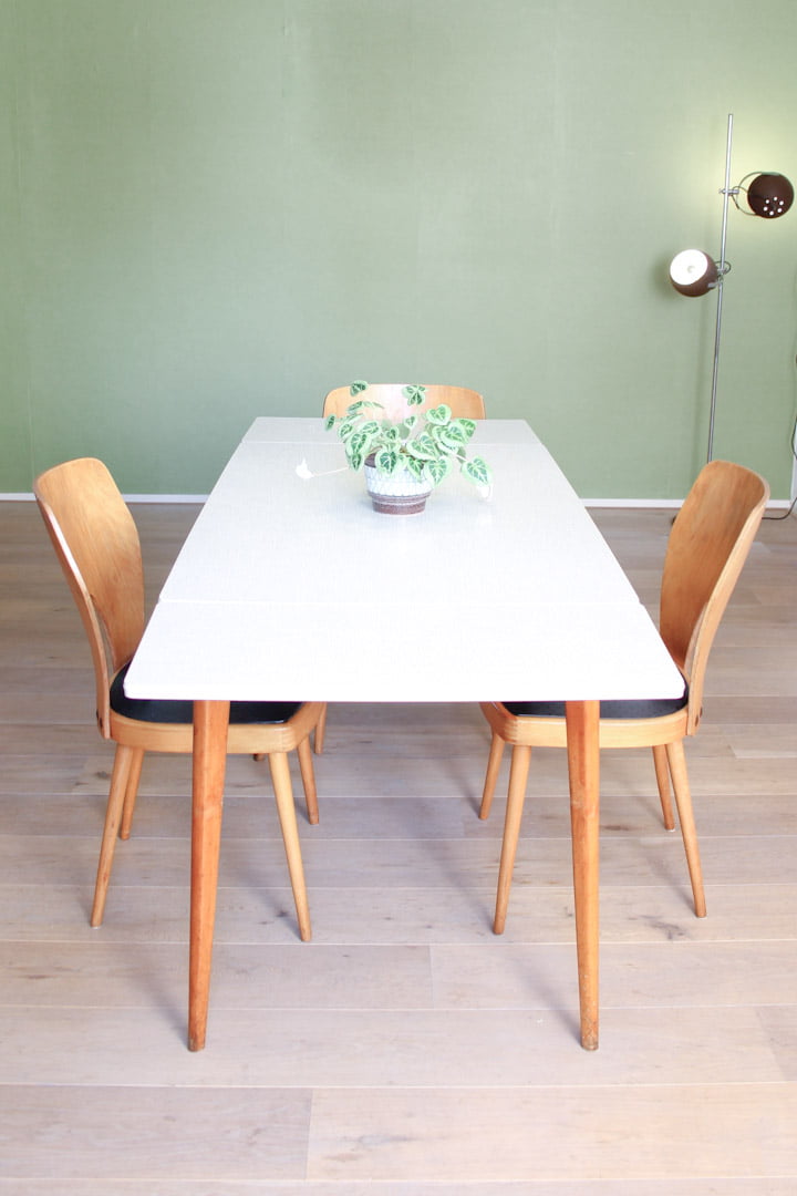 Vintage formica tafel uitschuifbaar met houten poten
