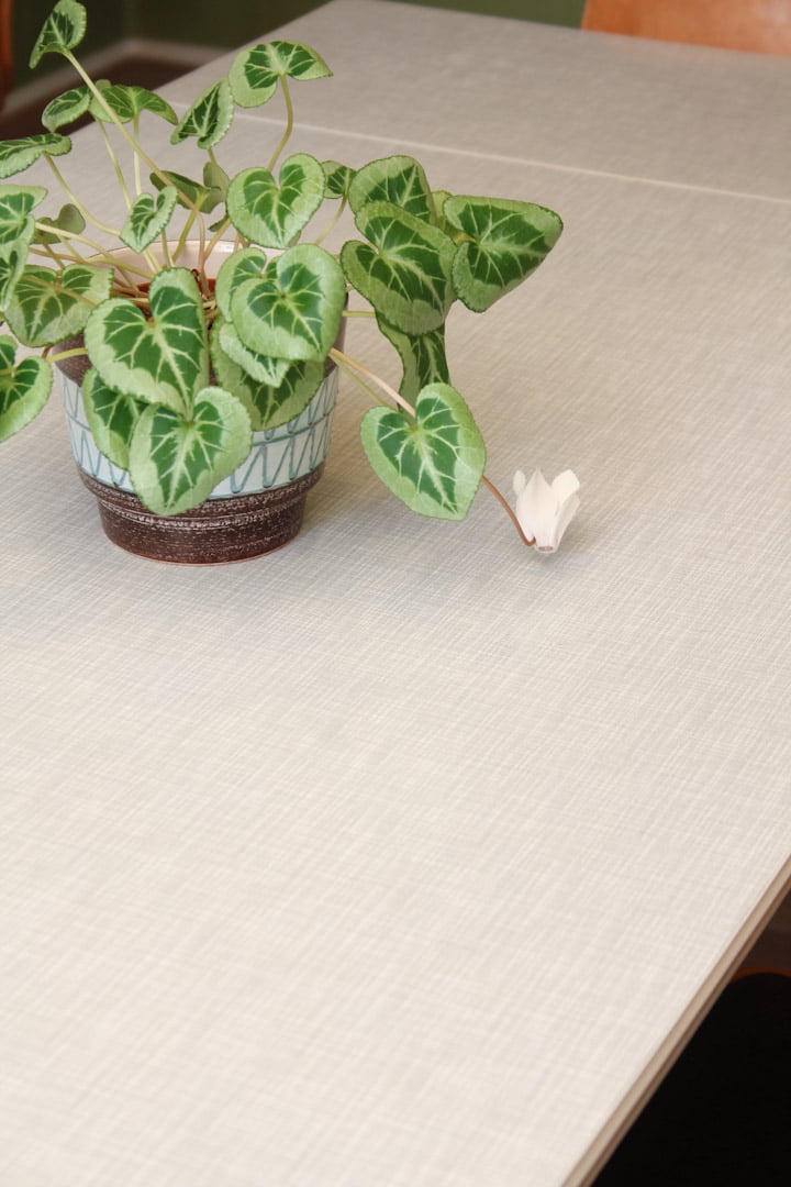 Vintage formica tafel uitschuifbaar met houten poten