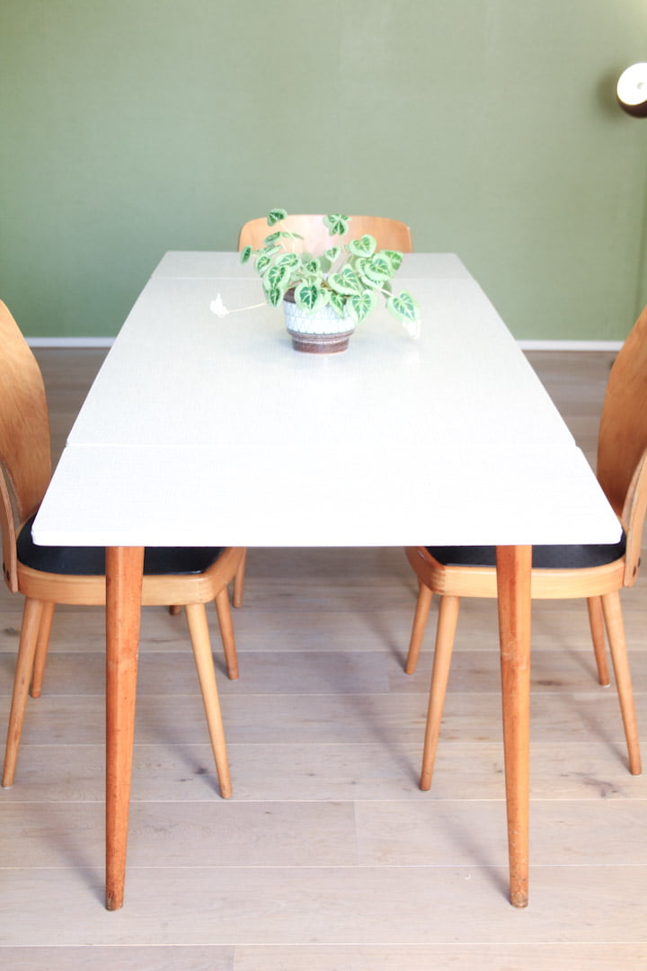 Vintage formica tafel uitschuifbaar met houten poten