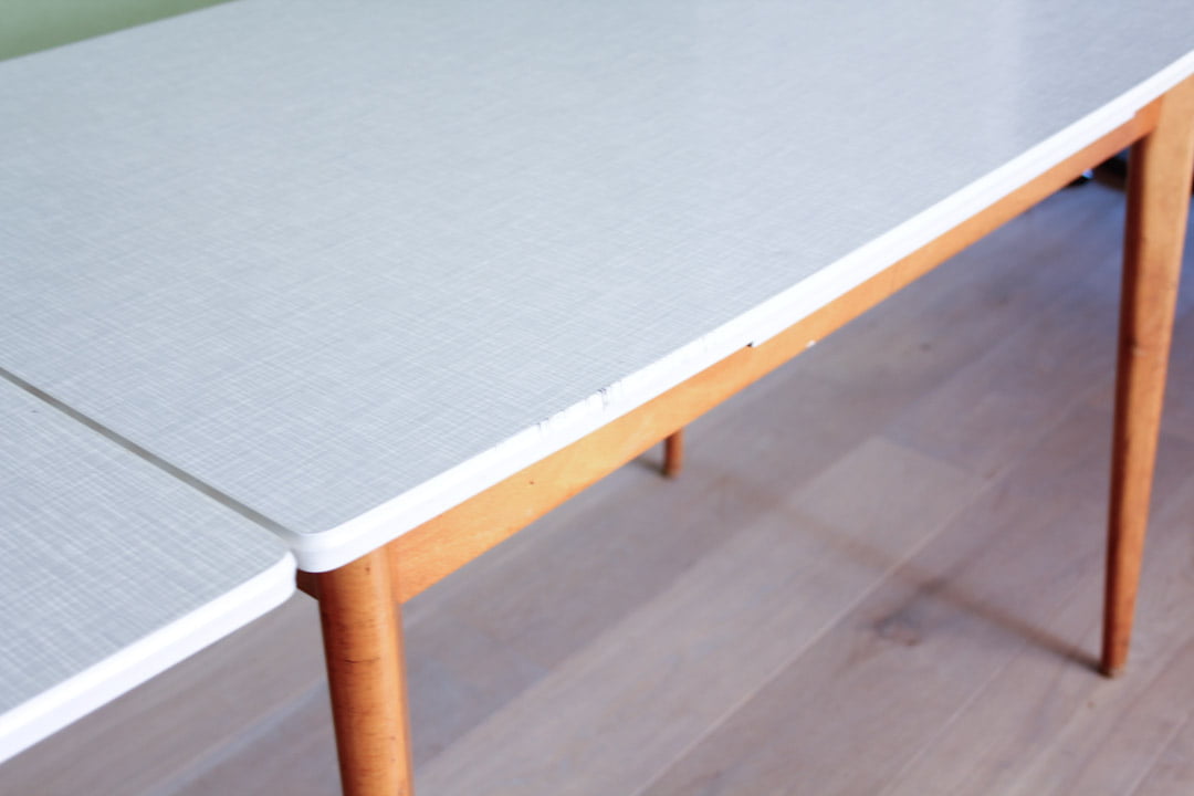 Vintage formica tafel uitschuifbaar met houten poten