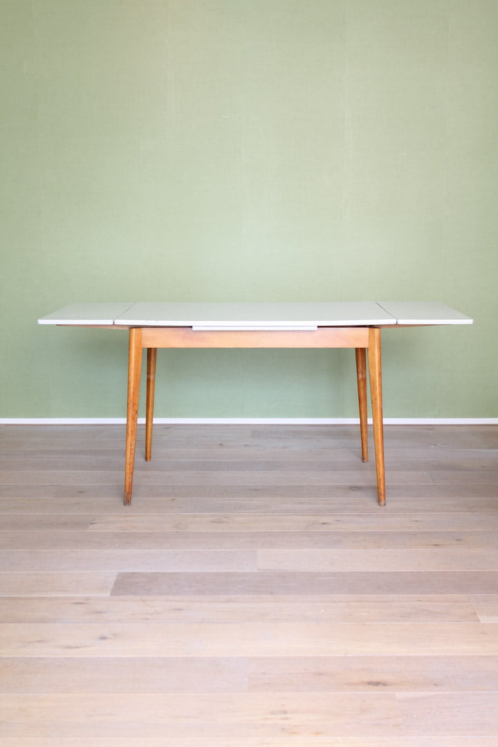 Vintage formica tafel uitschuifbaar met houten poten