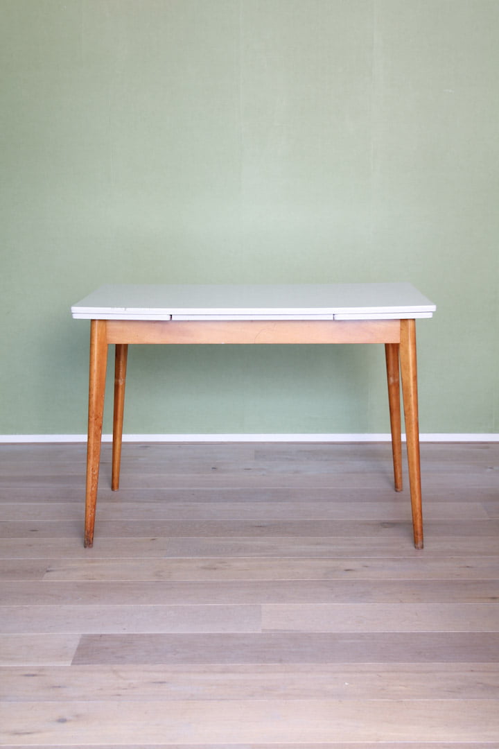 Vintage formica tafel uitschuifbaar met houten poten