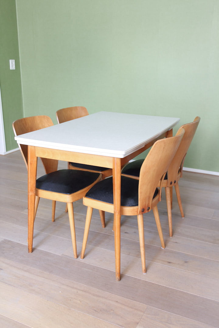 Vintage formica tafel uitschuifbaar met houten poten