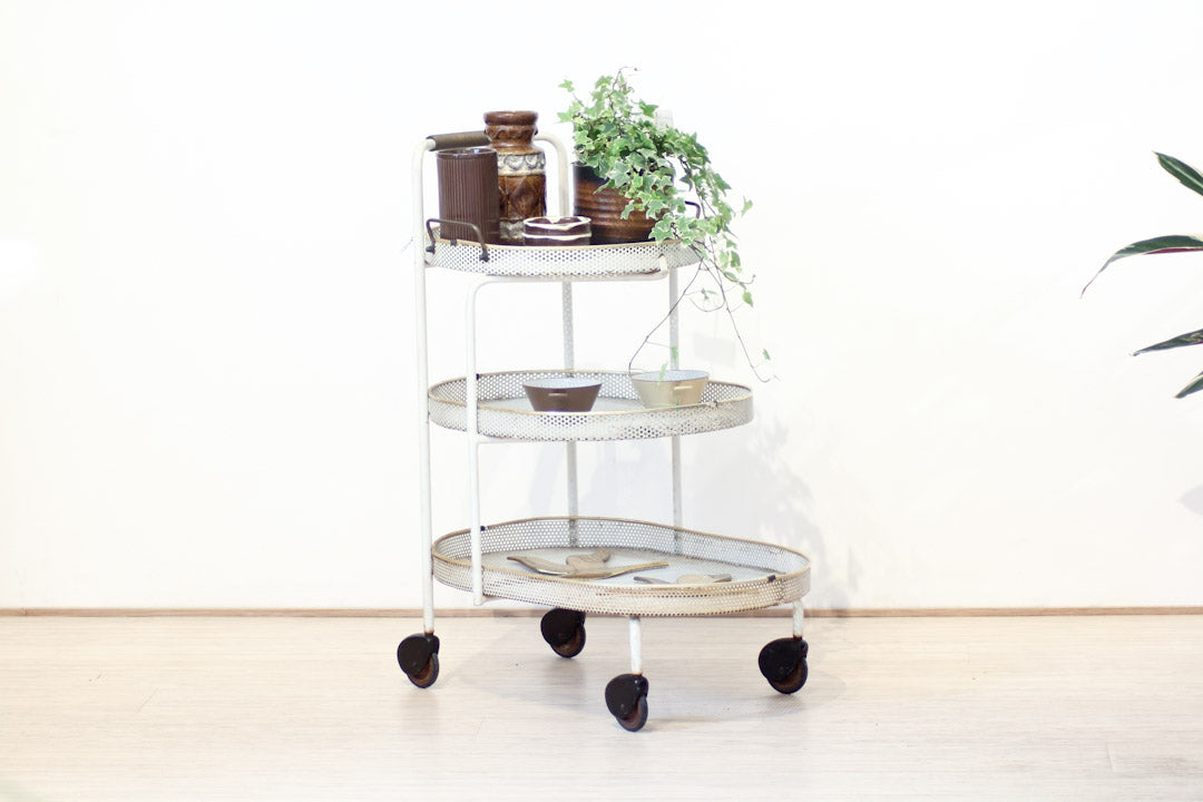 Vintage witte metalen serveerwagen met gouden messing biezen