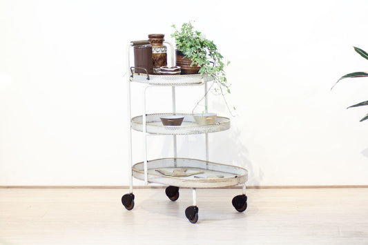 Vintage witte metalen serveerwagen met gouden messing biezen
