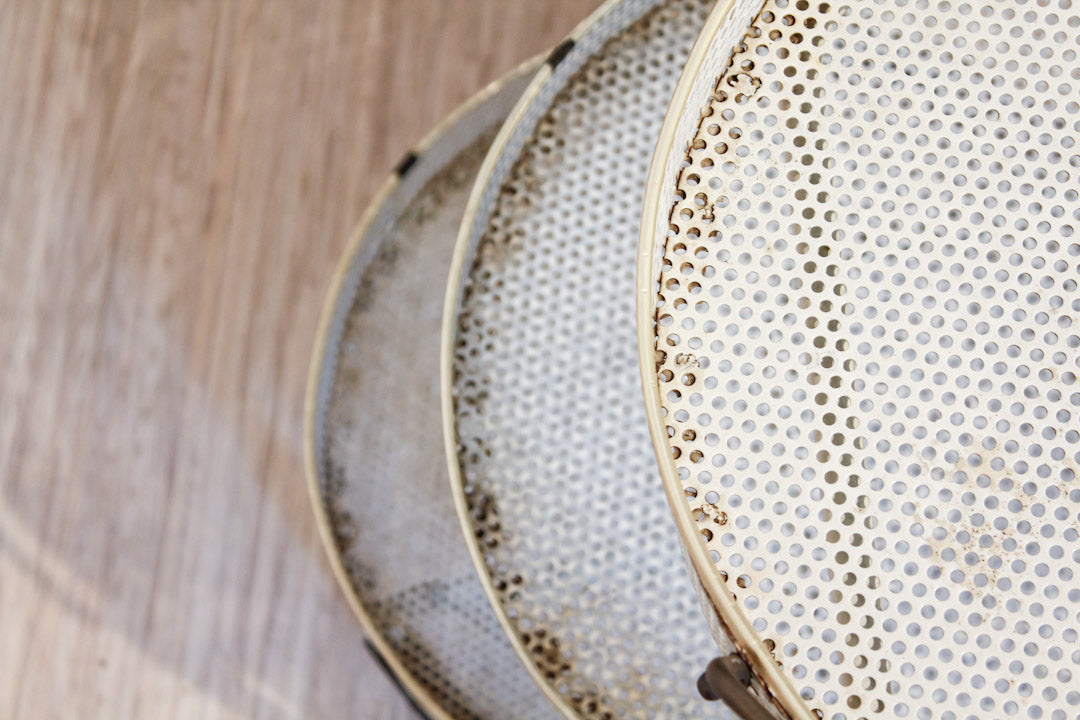Vintage witte metalen serveerwagen met gouden / messing biezen