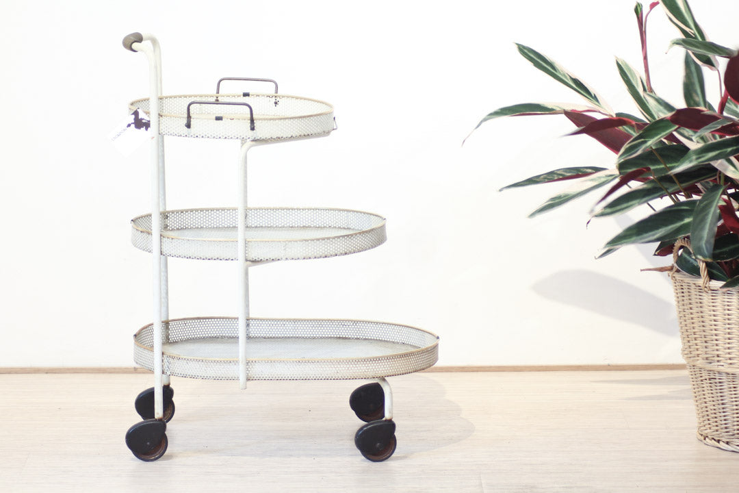 Vintage witte metalen serveerwagen met gouden / messing biezen