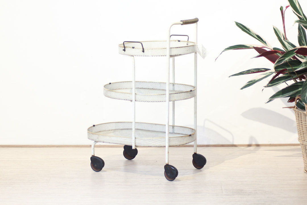 Vintage witte metalen serveerwagen met gouden / messing biezen