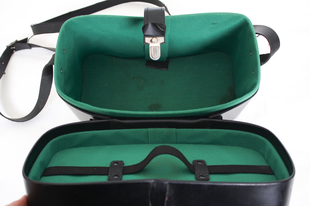 Zwarte vintage cameratas met voorvak