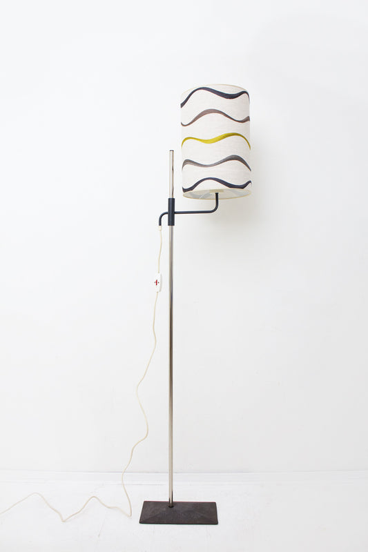 60's vloerlamp met een stoffen kap met gegolfd patroon