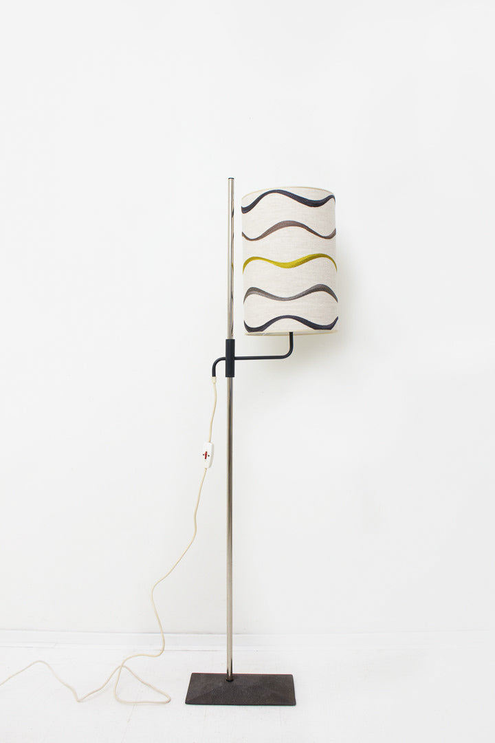 60's vloerlamp met een stoffen kap met gegolfd patroon