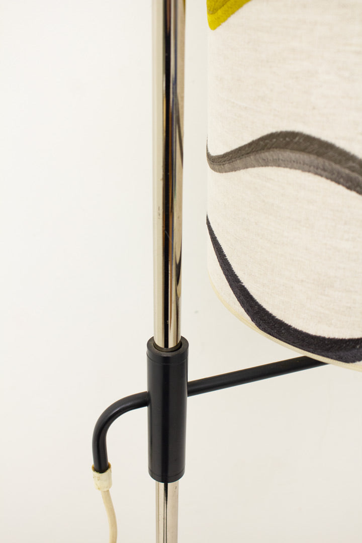 60's vloerlamp met een stoffen kap met gegolfd patroon