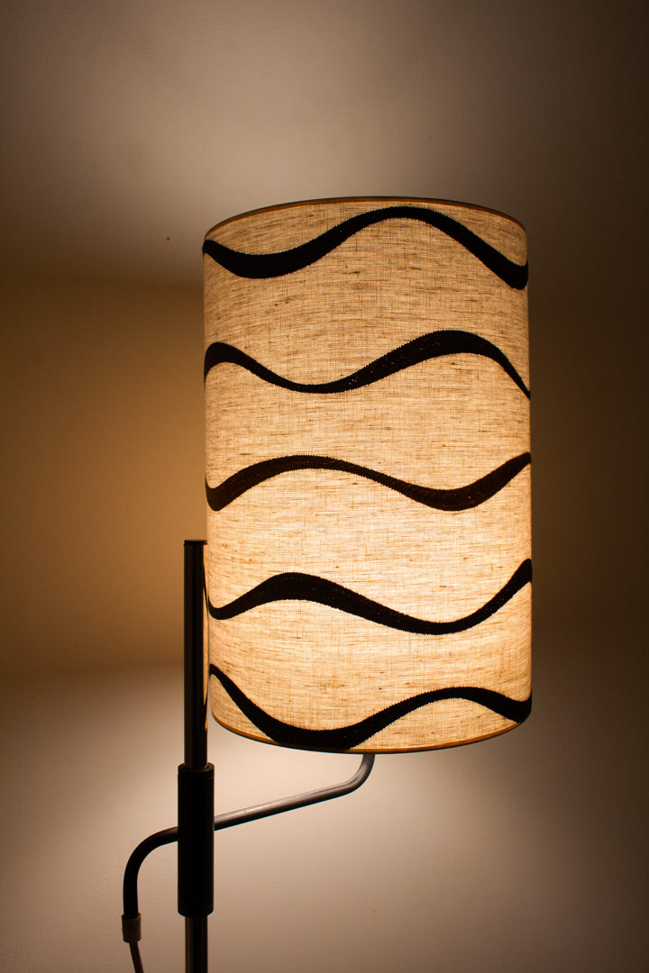 60's vloerlamp met een stoffen kap met gegolfd patroon