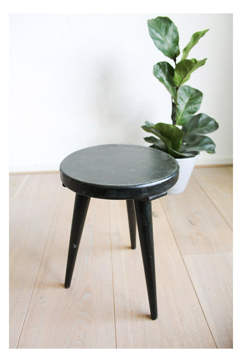 Zwart houten plantentafeltje
