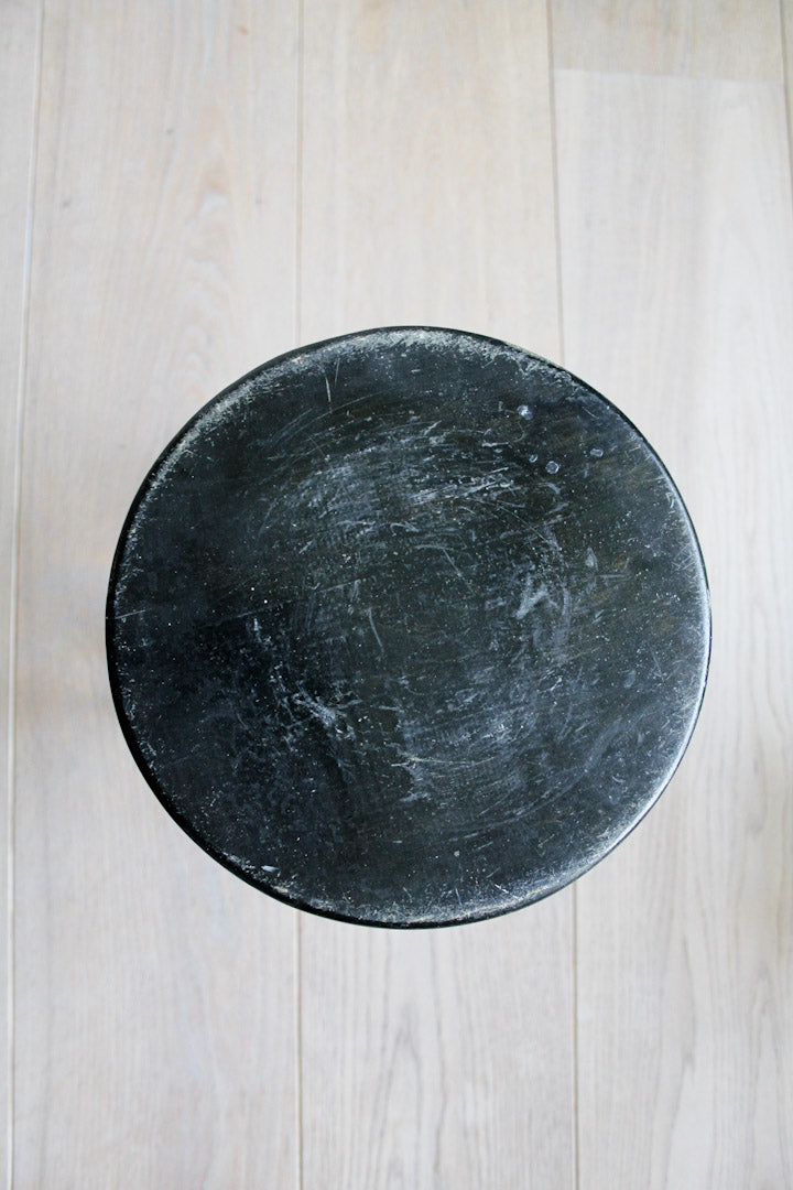 Zwart houten plantentafeltje