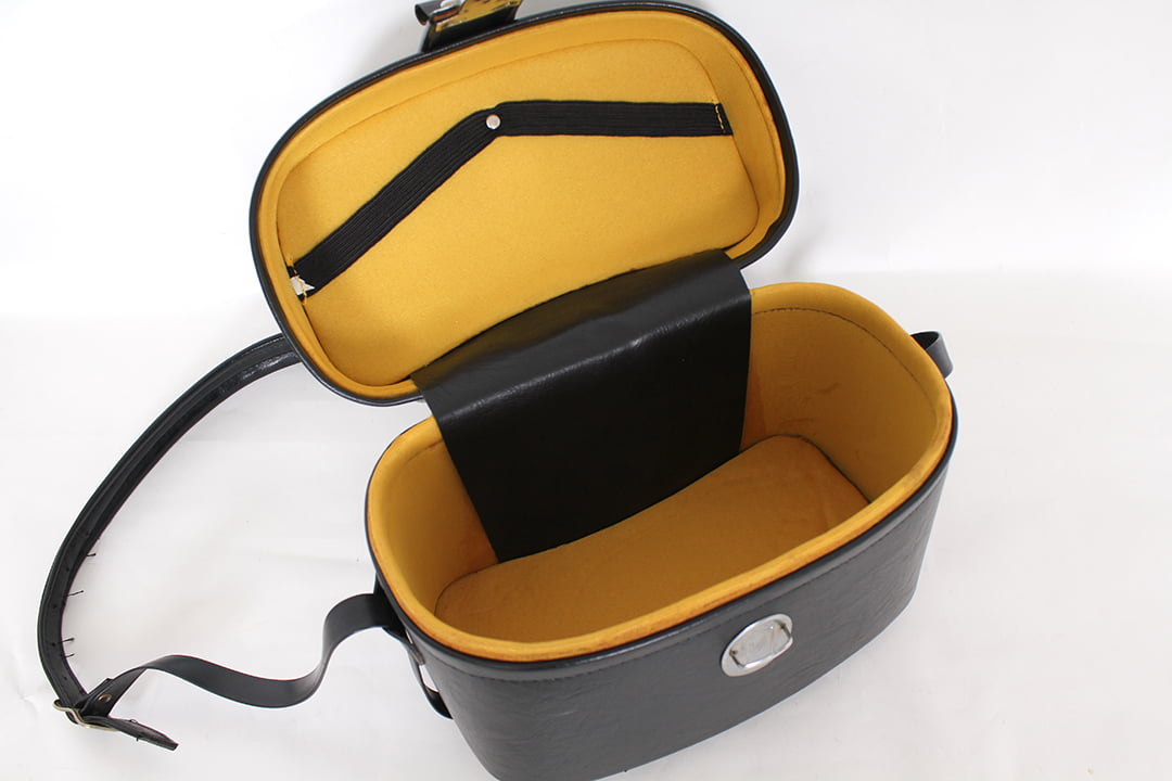 Zwarte vintage camerakoffer met gele voering